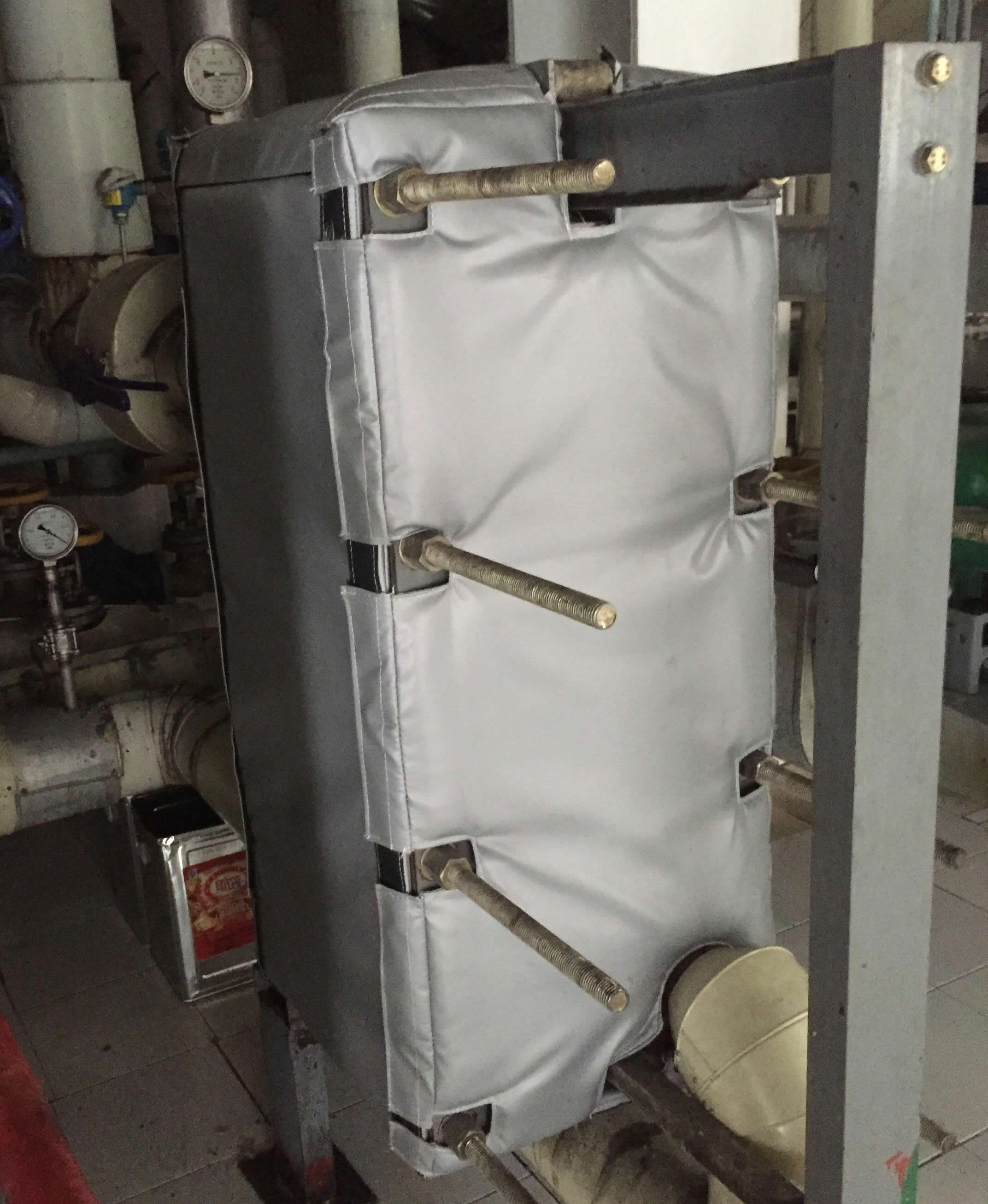 板式<a href=http://m.swretech.com.cn/e/tags/?tagname=%E6%8D%A2%E7%83%AD%E5%99%A8%E4%BF%9D%E6%B8%A9 target=_blank class=infotextkey>換熱器保溫</a>套