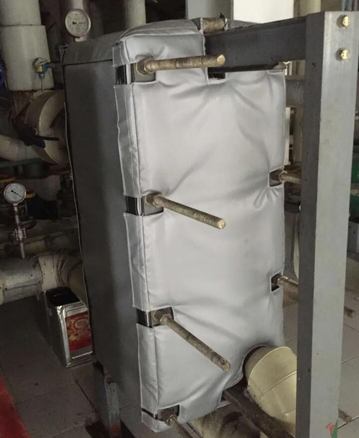 板式<a href=http://m.swretech.com.cn/e/tags/?tagname=%E6%8D%A2%E7%83%AD%E5%99%A8%E4%BF%9D%E6%B8%A9 target=_blank class=infotextkey>換熱器保溫</a>套